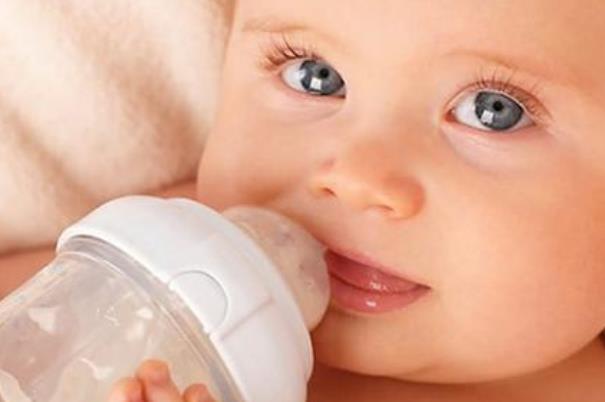 婴儿吐奶时应该怎么抱(新生儿吐奶可以马上抱起来吗) 婴儿吐奶时应该怎么抱(新生儿吐奶可以马上抱起来吗)