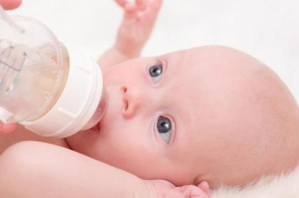 婴儿吐奶为什么还要吃(婴儿吐奶为什么还要吃)