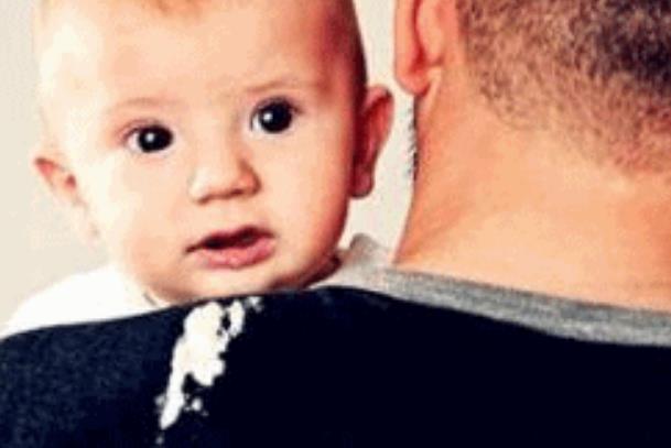 婴儿吐奶要多久才不吐(婴儿吐奶要多久才不吐)