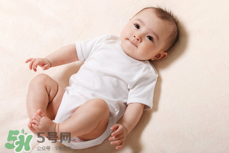 母乳喂养胸部已经一大一小怎么办,母乳喂养一个胸大一个胸小怎么纠正