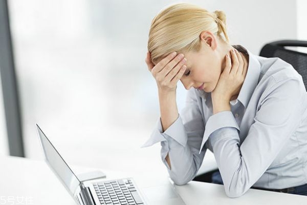 婴儿吐奶是吃太多了吗(婴儿吐奶是吃太多了吗)