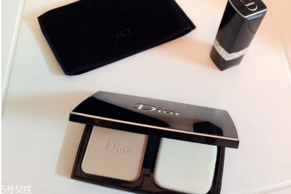迪奥凝脂粉饼好用吗(迪奥凝脂粉饼好用吗?)