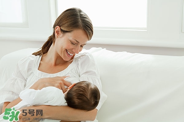 母乳可在常温下保存多久,母乳常温保存时间表 母乳可在常温下保存多久,母乳常温保存时间表