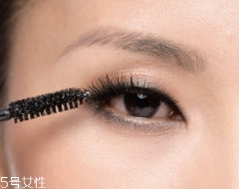 皮肤紧绷脱皮日常保养(面部皮肤紧绷干燥脱皮)