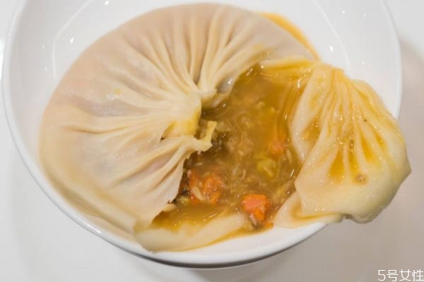 蟹黄汤包有什么营养价值呢(蟹黄汤包的营养价值)