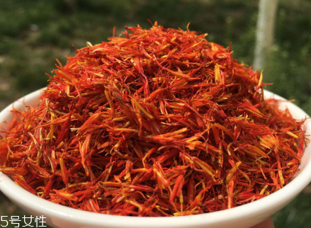 红花泡脚的注意事项(红花泡脚的注意事项)