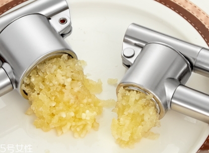 大蒜冰糖水煮怎么做(冰糖大蒜煮水的做法)