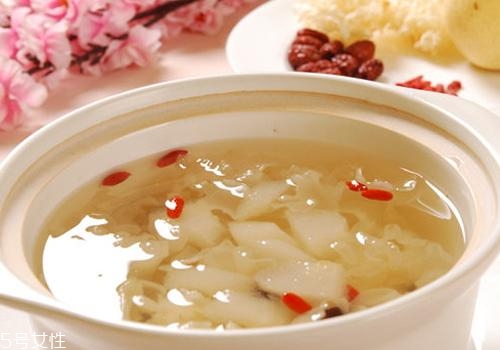 银耳红枣汤的做法(银耳红枣汤的做法和功效和作用)