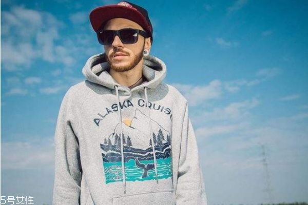 热络时突然冷淡若即若离(忽冷忽热若即若离)