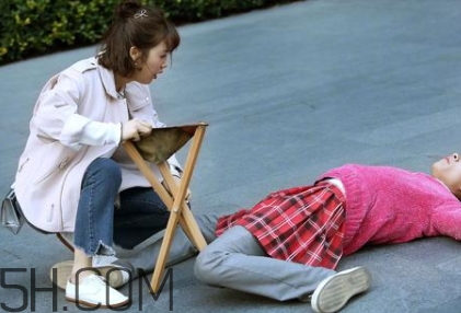 张一山式比心(张一山式比心)