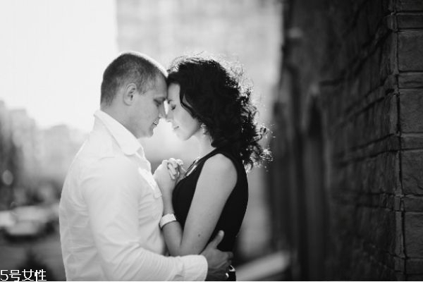 不主动联系你的男人有两种可能(男人不会主动联系你)