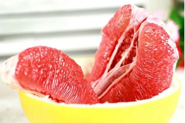 红心柚和白心柚的区别有什么呢(红心柚和白心柚的区别是什么)