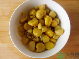 板栗怎么去皮和壳,煮熟的板栗怎样去皮