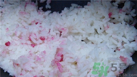 米饭变红是什么原因,米饭煮熟有些变红色