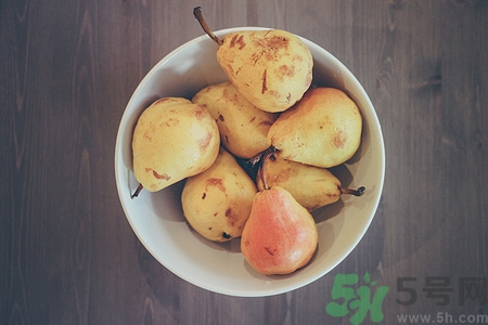 雪梨和枇杷可以一起煮吗,雪梨和枇杷一起熬有什么功效 雪梨和枇杷可以一起煮吗,雪梨和枇杷一起熬有什么功效