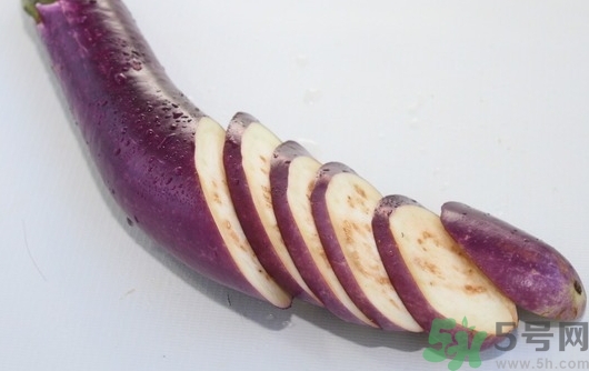 茄子里面变绿色了还能吃吗,茄子煮了变绿能吃吗