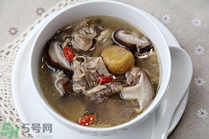 板栗炖汤上火吗,板栗排骨汤上火吗