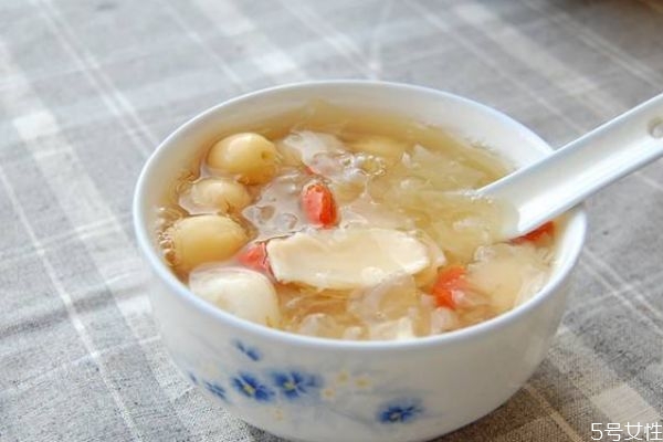 喝银耳百合汤的好处,百合银耳汤的功效和作用 喝银耳百合汤的好处,百合银耳汤的功效和作用