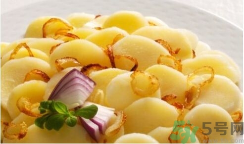 土豆变黑了还能不能吃,土豆过一会就变黑了,能吃吗