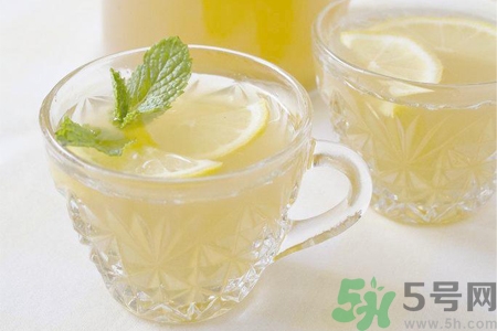 柠檬片泡水可以隔夜吗,柠檬片泡的水,隔夜了还能喝不