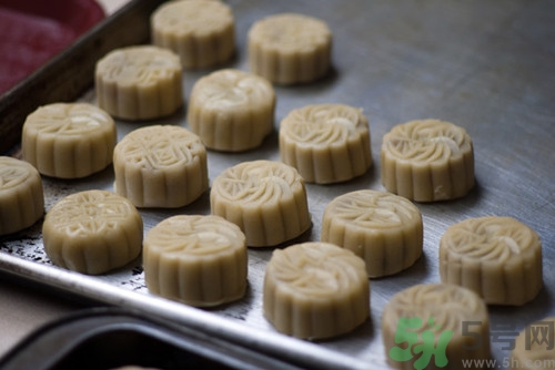 广式月饼烘烤采用什么方法,月饼要烤多久?多少度烤