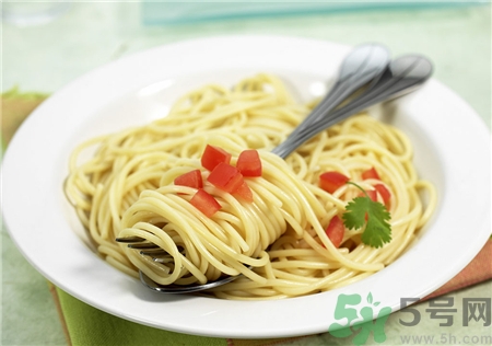 意大利面煮完后要过冷水吗,意大利面用开水煮还是冷水煮 意大利面煮完后要过冷水吗,意大利面用开水煮还是冷水煮