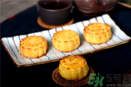 半岛月饼和美心月饼哪个高档,半岛月饼为什么那么贵 半岛月饼和美心月饼哪个高档,半岛月饼为什么那么贵