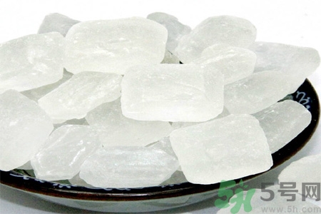 冰糖和普通的糖有什么区别,冰糖跟白糖的区别 冰糖和普通的糖有什么区别,冰糖跟白糖的区别