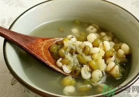 吃螃蟹的时候能喝绿豆汤吗,吃螃蟹可以喝绿豆粥吗