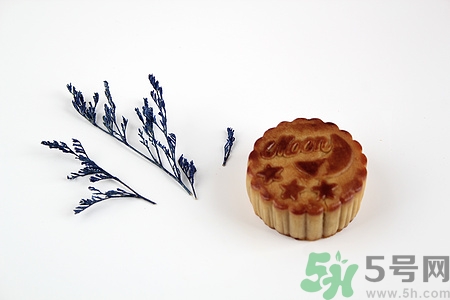 吃月饼能喝牛奶吗,喝了纯牛奶可以吃柿饼吗?