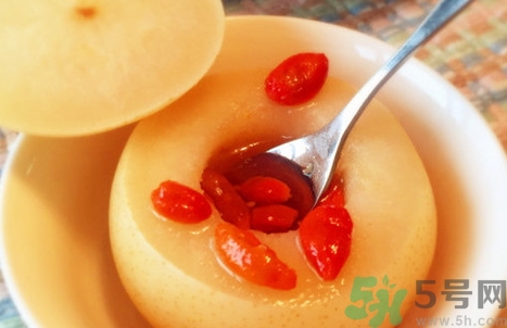 冰糖雪梨治喉咙痛有没有效果?,冰糖雪梨可以缓解嗓子疼痛吗