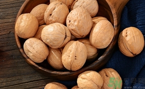 核桃里面变黑还能吃吗,核桃为什么变黑怎么办