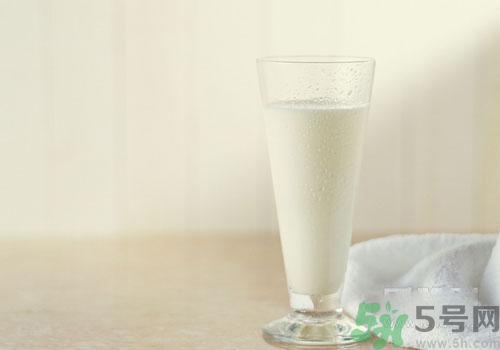 女人晚上喝纯牛奶会长胖吗,牛奶晚上喝好还是早上喝好长高