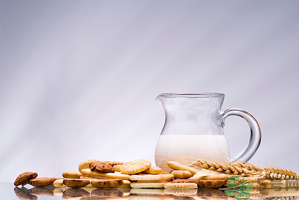 牛奶冻成冰了还能喝吗,牛奶冻成冰块了还能喝吗