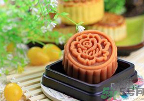 月饼开裂是怎么回事啊,月饼为什么会裂开