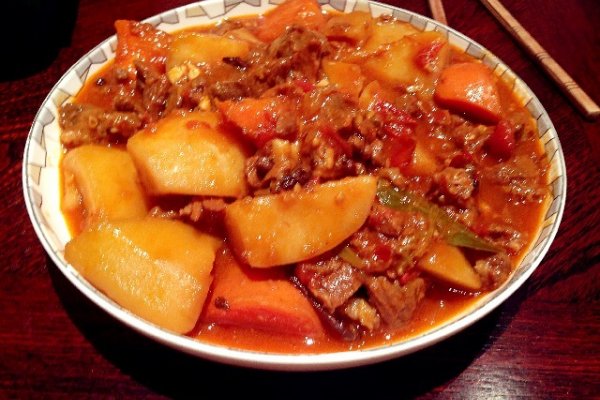 为什么炖出来的牛肉很硬,炖牛肉硬了!怎么回事呢?