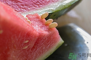 西瓜为什么会裂开,西瓜开裂是什么原因造成的