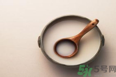 米酒为什么长白毛,米酒上面的白毛正常吗 米酒为什么长白毛,米酒上面的白毛正常吗