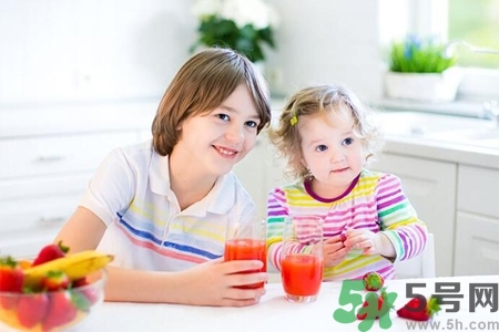 两岁小孩可以喝鲜榨果汁吗,小孩可以喝鲜榨果汁吗?