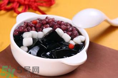 鲜芋仙的仙草是龟苓膏吗,烧仙草里面的仙草是龟苓膏吗