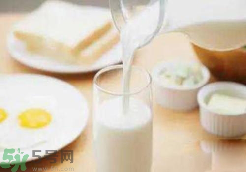 便秘和喝牛奶有关系吗,便秘的人可以喝驼奶粉吗