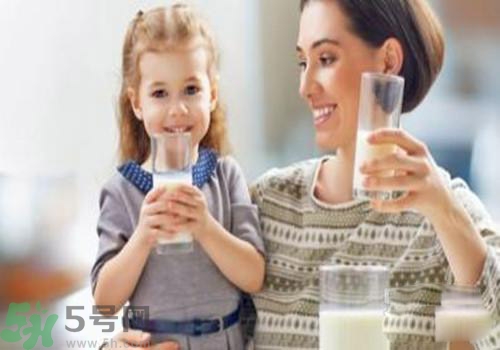 羊奶好还是牛奶好哪个营养很高,喝羊奶粉好还是牛奶好