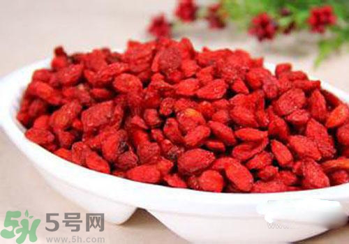 枸杞放在冰箱里变湿变粘能吃吗,枸杞放久了变粘能吃吗
