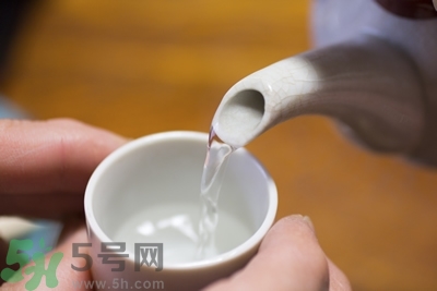 请问隔夜的开水能喝吗,隔了夜的开水能不能喝