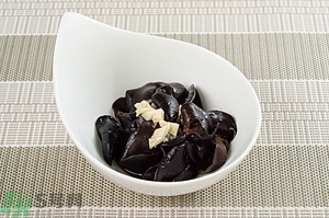 木耳能用开水泡吗?,木耳能用开水泡吗?食用的时候要注意什么?