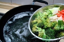 弱弱地问一下,焯水是用冷水还是热水啊,冷水焯水和热水焯水有什么区别吗 弱弱地问一下,焯水是用冷水还是热水啊,冷水焯水和热水焯水有什么区别吗