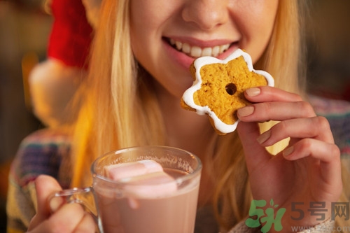 饼干受潮不脆了怎么办,饼干受潮了如何使它恢复干燥