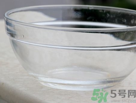 玻璃碗可以放在微波炉里面加热吗?,请问一下微波炉里面能放玻璃碗吗