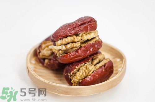 核桃和红枣一起吃好吗,红枣跟核桃一起吃有什么好处对身体