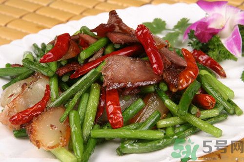 怀孕吃蒜苗对胎儿好吗,孕妇能吃蒜苗不